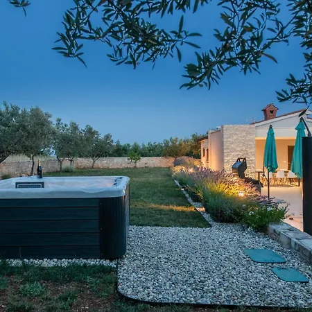 Silentio For 5 Persons With Whirlpool And Large Garden Only 3 Km From The * Marčana