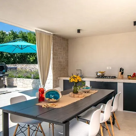 Silentio For 5 Persons With Whirlpool And Large Garden Only 3 Km From The Marčana